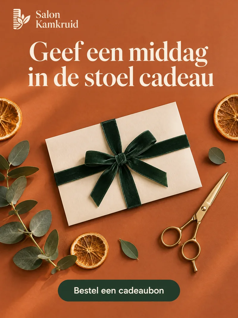Advertentie van Salon Kamkruid met een cadeau-envelop met groen lint, een schaar en eucalyptus, met de kop 'Geef een middag in de stoel cadeau'